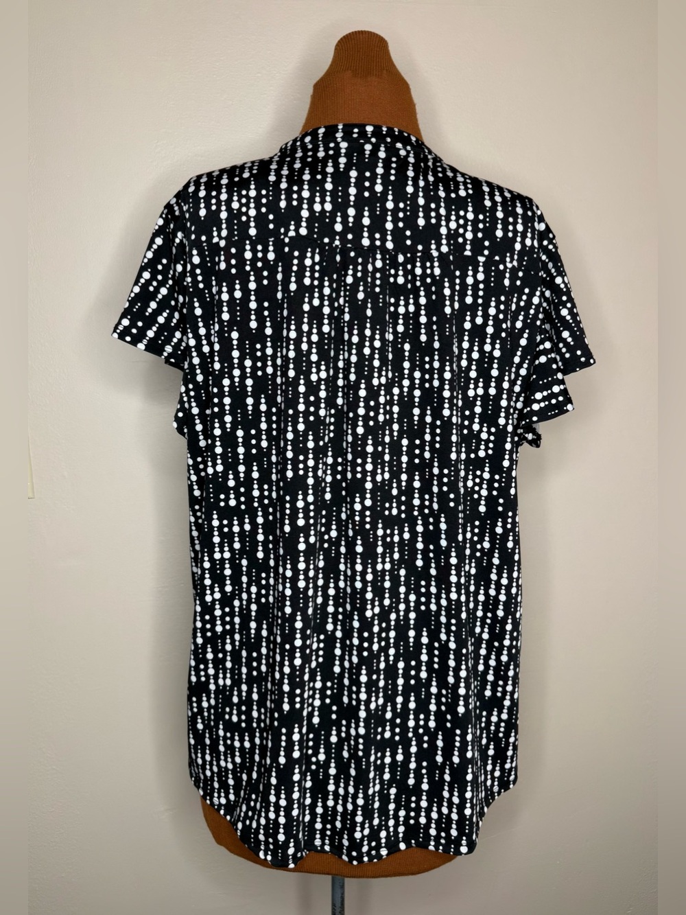 Ava & Grace Black and White Dot-Pattern Short Sleeve Shirt Size XL - Picture 2 of 6